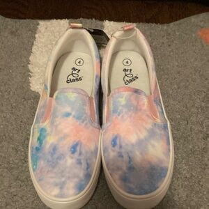 BRAND NEW GIRLS SHOES  SIZE 4! NWT! SMOKE FREE HOME! NO BOX!